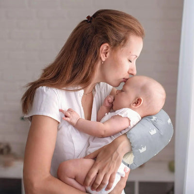 COUSSIN-ALLAITEMENT-YATA-BLEU-couronne-mama-bebe-bizou