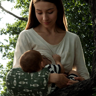 COUSSIN-ALLAITEMENT-bras-poissons-mama-brune-BEBE-boit