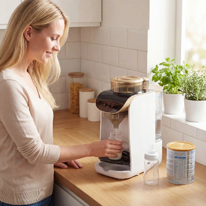 preparateur-biberon-phonatron-maman-blonde