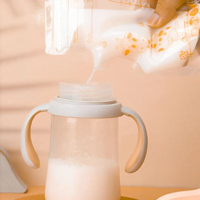 sachet-conservation-lait-maternel-dans-gobelet